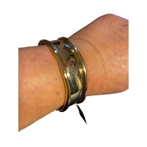 NWT Alfani Gold-Tone Sculptural Bangle Bracelet - Picture 4 of 4